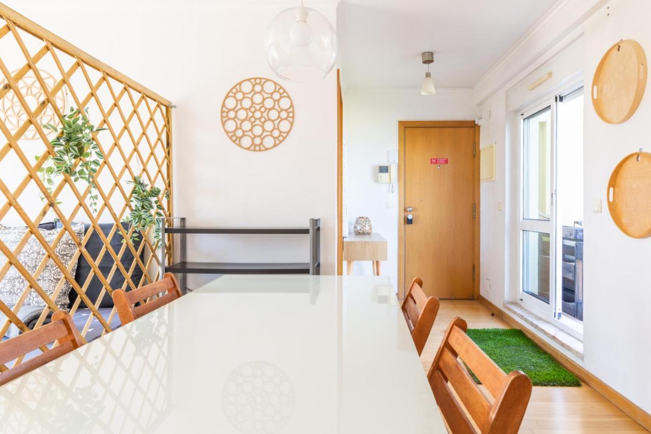 One Bedroom With Stunning River Views And Private Rooftop! Lissabon