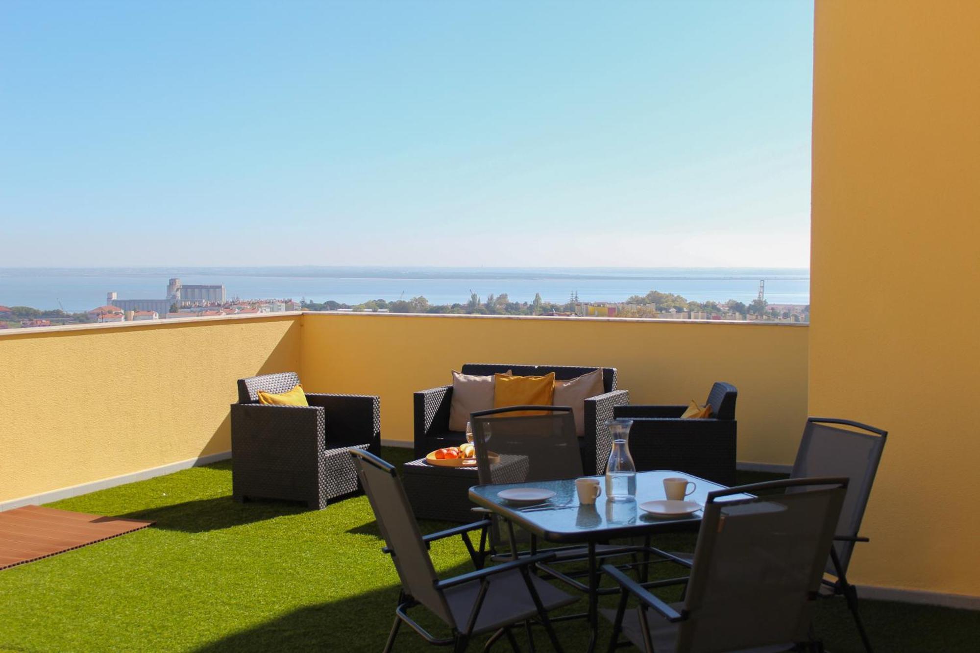 One Bedroom With Stunning River Views And Private Rooftop! Apartment Lissabon