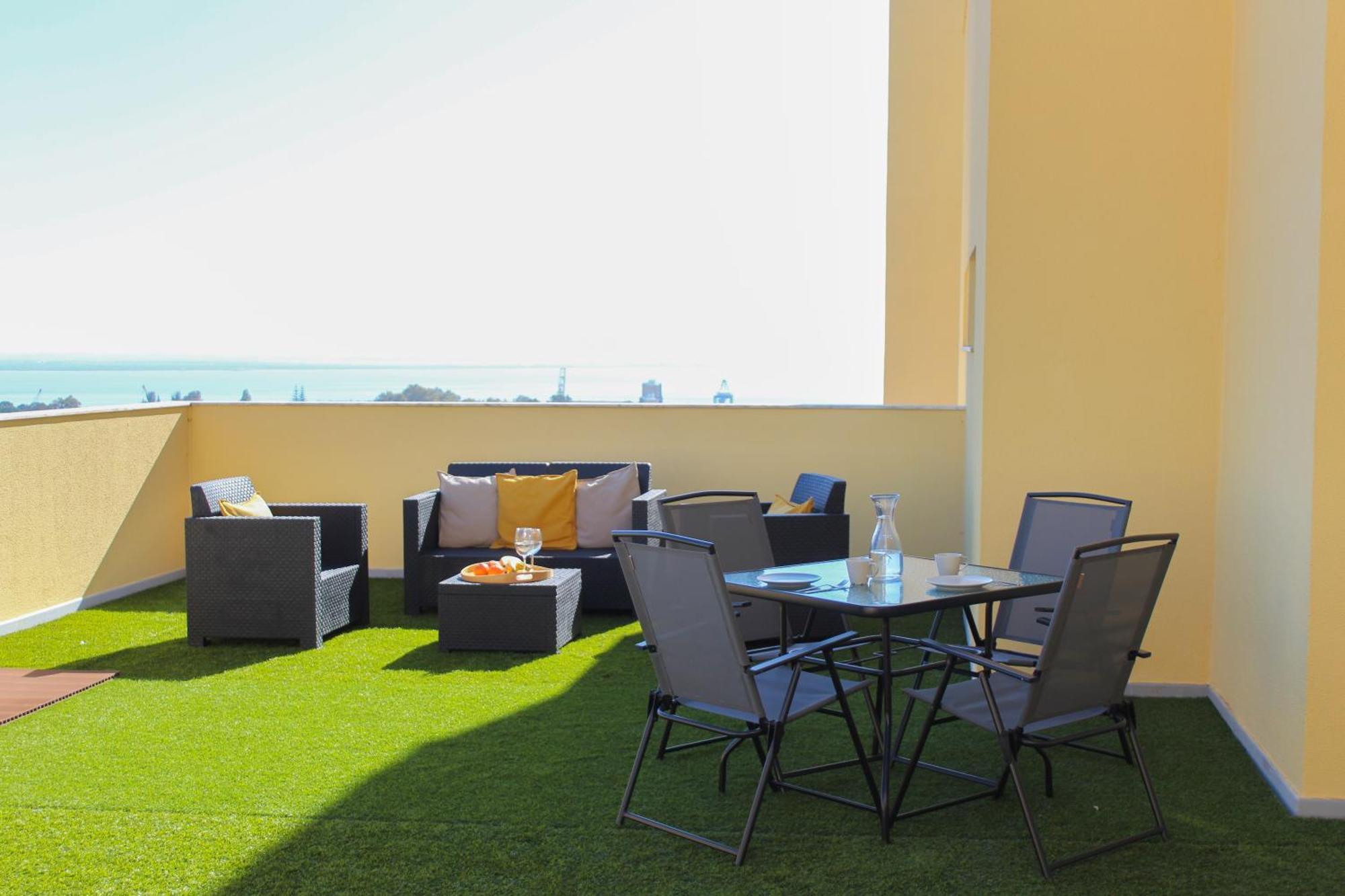 Apartment One Bedroom With Stunning River Views And Private Rooftop! Lissabon